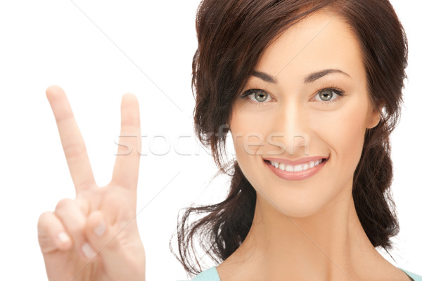 Jonge vrouw tonen overwinning teken heldere foto Stockfoto © dolgachov