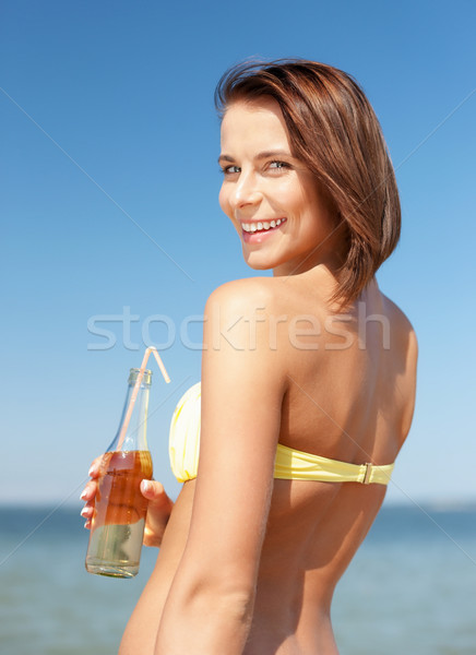 Kız şişe içmek plaj yaz tatil Stok fotoğraf © dolgachov