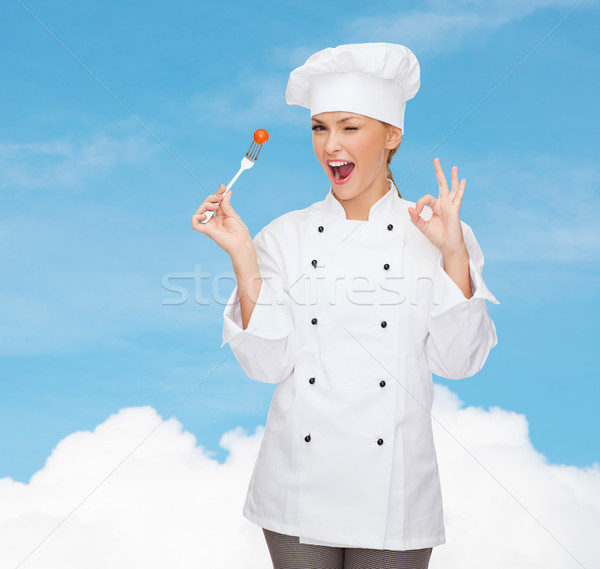 Glimlachend vrouwelijke chef vork tomaat koken Stockfoto © dolgachov