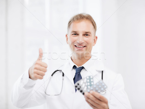Férfi orvos tabletták egészségügy orvosi gyógyszertár férfi Stock fotó © dolgachov