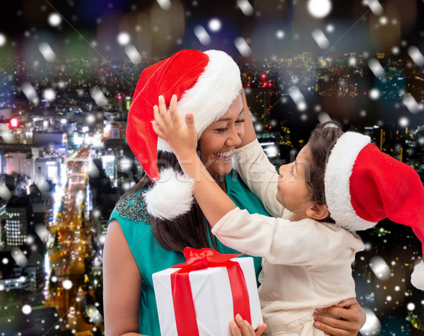 Gelukkig moeder kind meisje geschenkdoos christmas Stockfoto © dolgachov