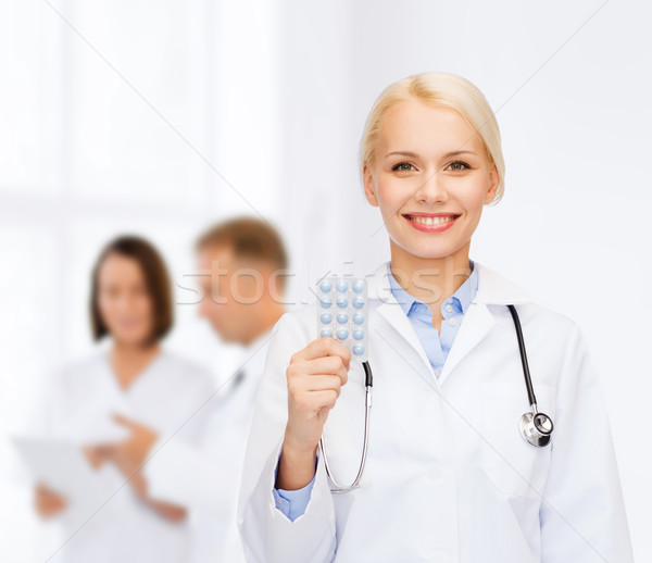 Souriant Homme médecin pilules santé médecine [[stock_photo]] © dolgachov