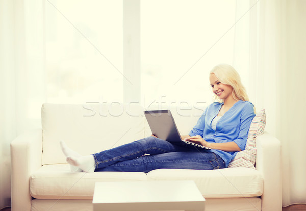 Mujer sonriente ordenador portátil casa tecnología Internet sesión Foto stock © dolgachov