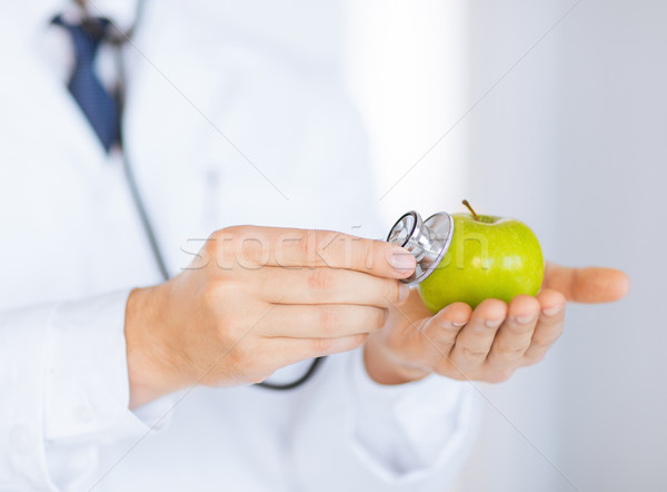 Mężczyzna lekarz zielone jabłko stetoskop człowiek Zdjęcia stock © dolgachov