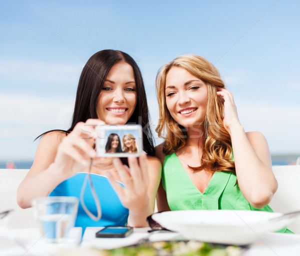 Foto stock: Meninas · foto · café · praia · verão