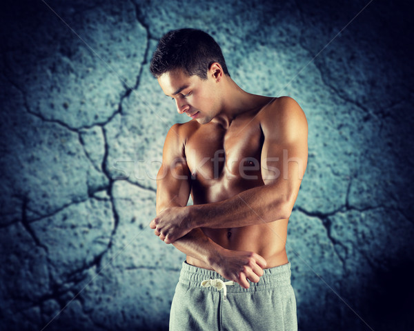 Jungen männlich Bodybuilder verletzt anfassen Ellenbogen Stock foto © dolgachov