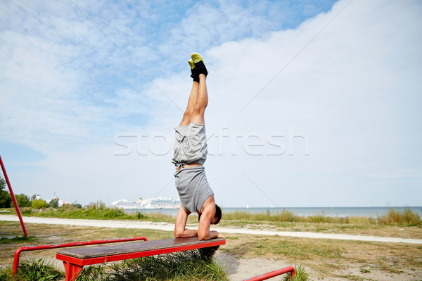 Tânăr bancă în aer liber fitness sportiv Imagine de stoc © dolgachov