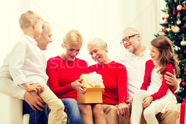 Foto stock: Sonriendo · familia · regalos · casa · vacaciones · generación