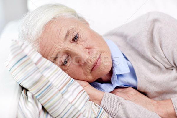 Triste altos mujer almohada casa edad Foto stock © dolgachov