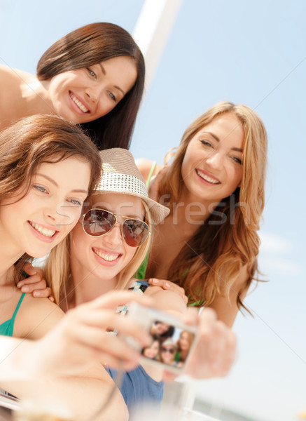 Mosolyog lányok elvesz fotó kávézó tengerpart Stock fotó © dolgachov