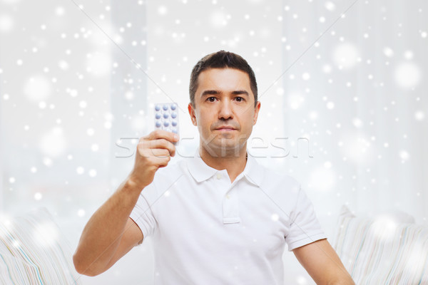 Férfi mutat csomag tabletták otthon emberek Stock fotó © dolgachov