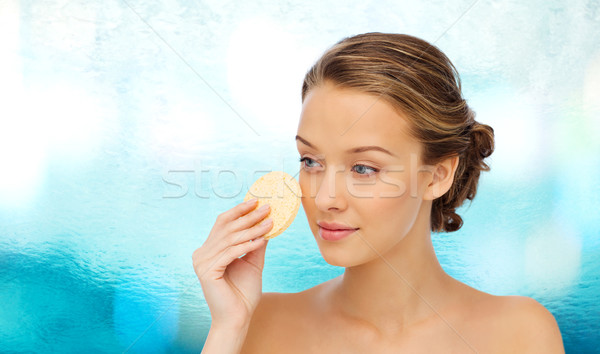 Młoda kobieta czyszczenia twarz gąbki piękna ludzi Zdjęcia stock © dolgachov