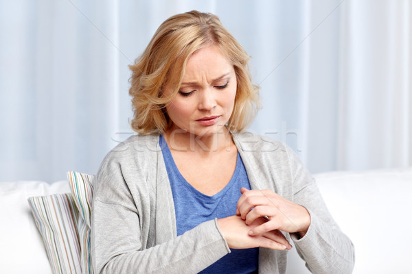 Boldogtalan nő szenvedés kéz hüvelyk otthon Stock fotó © dolgachov