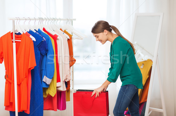 ストックフォト: 幸せ · 女性 · ショッピングバッグ · 服 · ホーム · 服