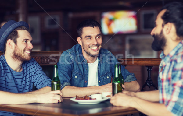 Stockfoto: Gelukkig · mannelijke · vrienden · drinken · bier · bar