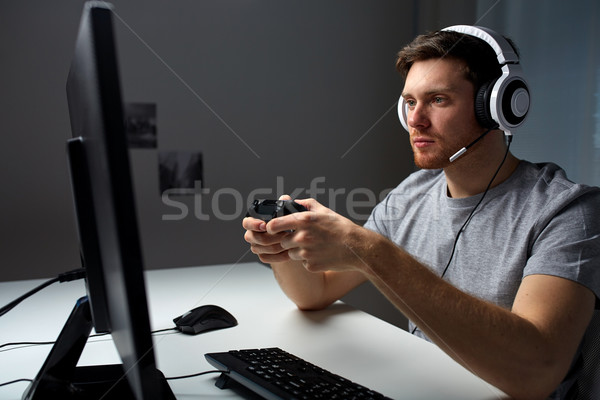 Uomo auricolare giocare computer videogioco home Foto d'archivio © dolgachov
