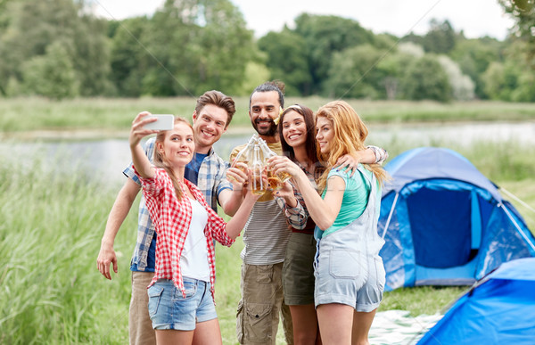 Stockfoto: Gelukkig · vrienden · smartphone · kamp · camping