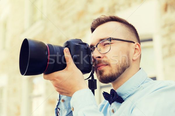Fiatal hipszter férfi digitális fényképezőgép város emberek Stock fotó © dolgachov