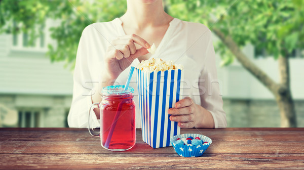 Vrouw eten popcorn drinken glas metselaar Stockfoto © dolgachov