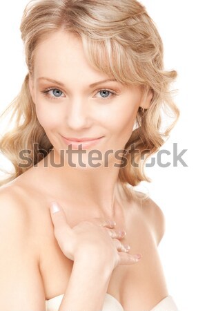 Femeie zambitoare spata atingere faţă frumuseţe Imagine de stoc © dolgachov