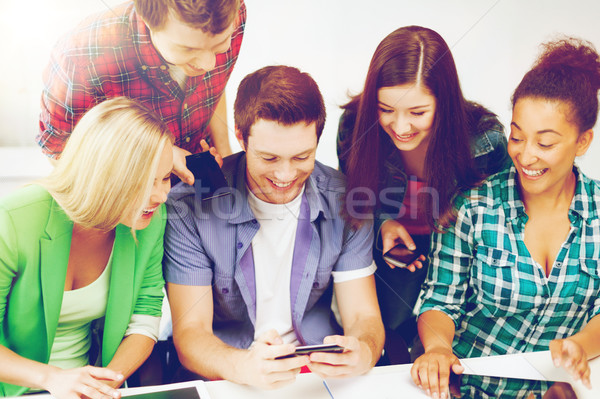 élèves regarder smartphone école éducation groupe [[stock_photo]] © dolgachov