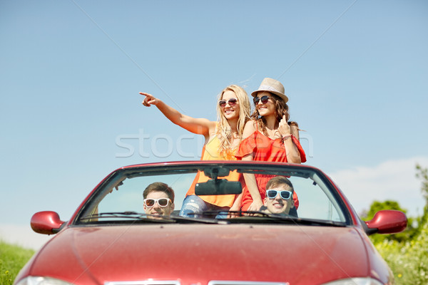 Fericit prietenii conducere cabrioleta maşină ţară Imagine de stoc © dolgachov