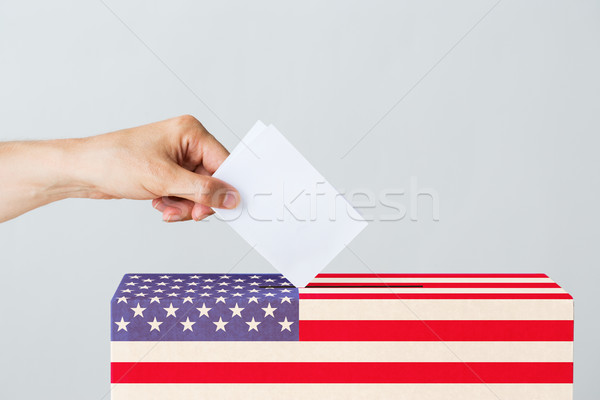 Foto stock: Homem · votar · cédula · caixa · eleição · votação