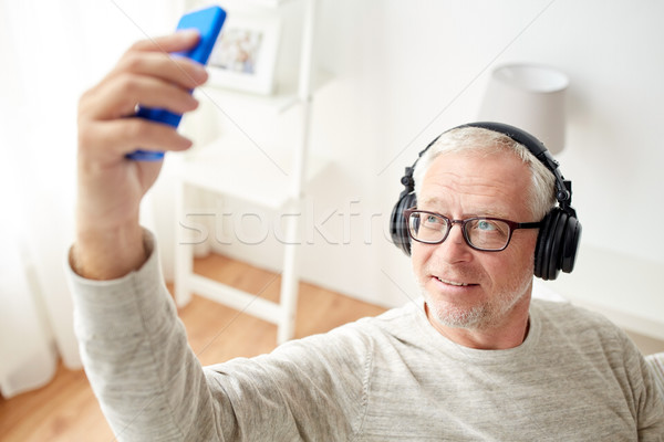 [[stock_photo]]: Supérieurs · homme · smartphone · casque · technologie · personnes