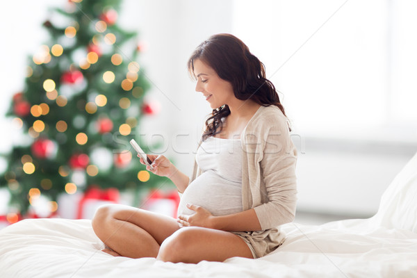 Fericit femeie gravida smartphone Crăciun sarcină maternitate Imagine de stoc © dolgachov