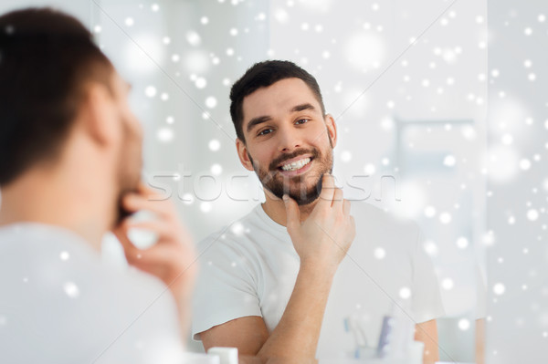 Fericit tânăr uita oglindă acasă baie Imagine de stoc © dolgachov