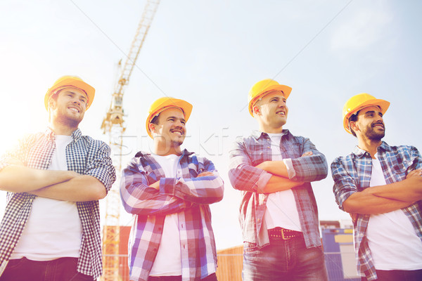 Csoport mosolyog építők kint üzlet épület Stock fotó © dolgachov