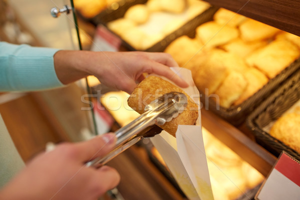 [[stock_photo]]: Main · pinces · chignon · boulangerie · épicerie
