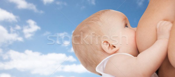 Stillen Baby blauer Himmel Menschen Krankenpflege Stock foto © dolgachov