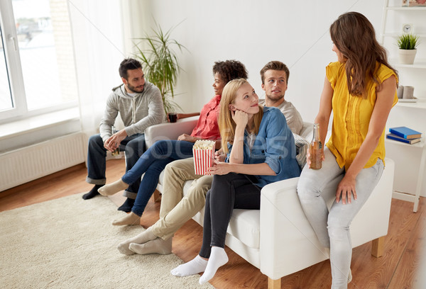 Foto stock: Feliz · amigos · pipoca · cerveja · casa · amizade