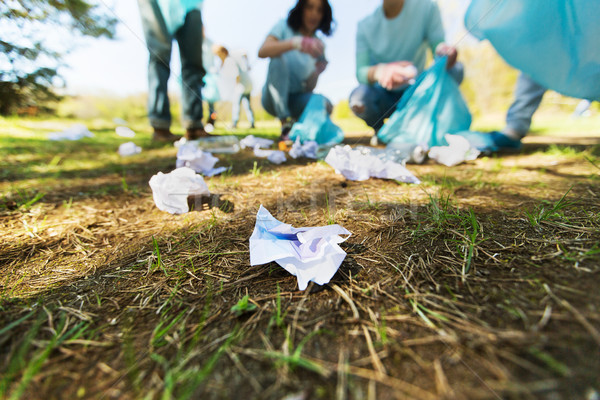 Wolontariusze śmieci torby czyszczenia parku wolontariat Zdjęcia stock © dolgachov