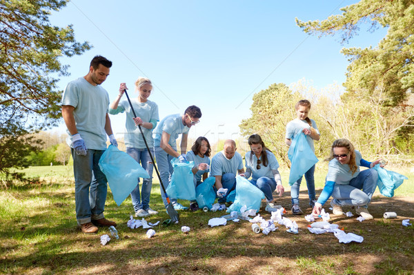 Vrijwilligers vuilnis zakken schoonmaken park vrijwilligerswerk Stockfoto © dolgachov