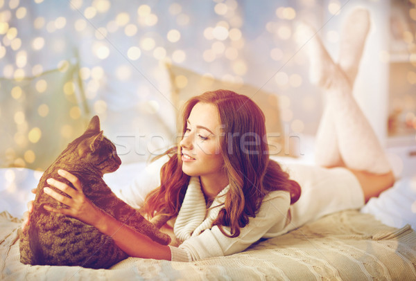 Stockfoto: Gelukkig · jonge · vrouw · kat · bed · home · huisdieren