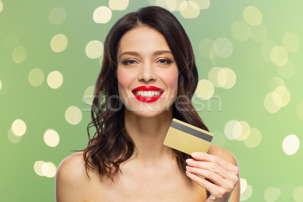 Bela mulher batom vermelho cartão de crédito compras pessoas Foto stock © dolgachov