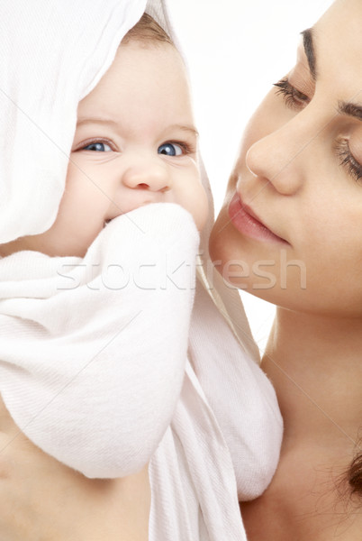 Heureux mère mains photos bébé accent [[stock_photo]] © dolgachov