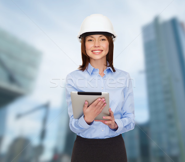 Jonge glimlachend zakenvrouw witte helm gebouw Stockfoto © dolgachov