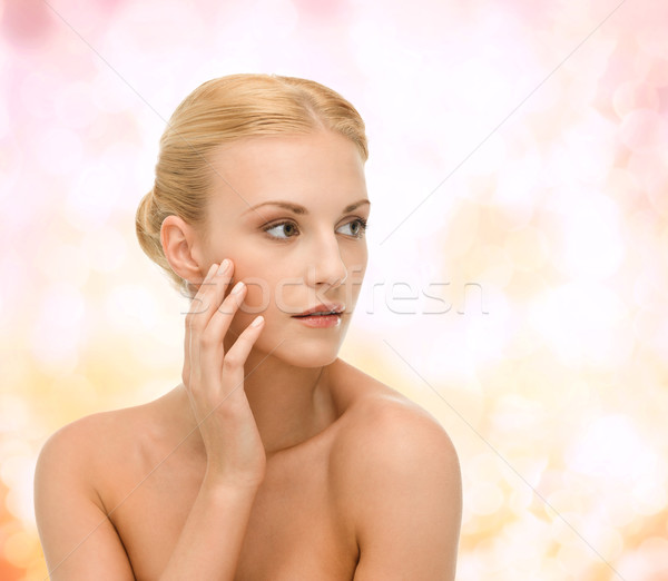 Femeie frumoasa atingere faţă piele femeie Imagine de stoc © dolgachov