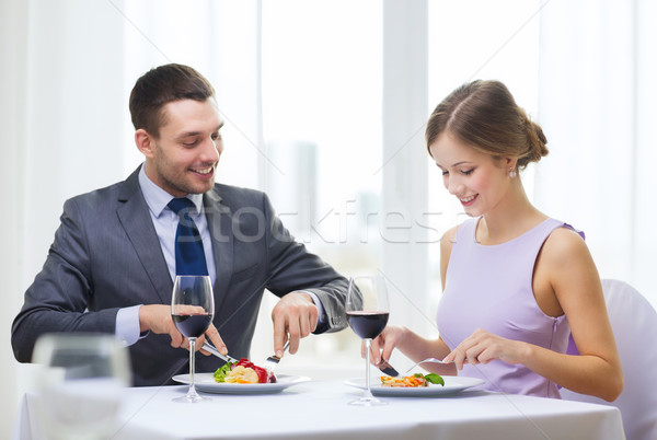 Glimlachend paar eten hoofdgerecht restaurant vakantie Stockfoto © dolgachov