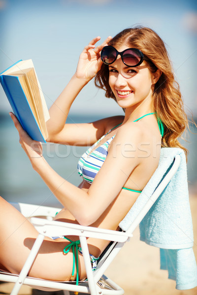Lány olvas könyv napozószék nyár ünnepek Stock fotó © dolgachov