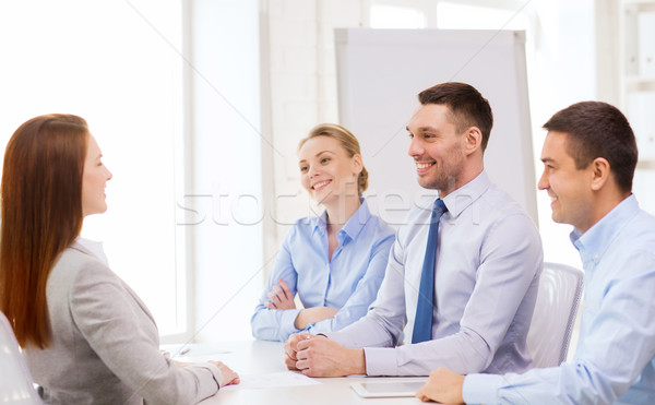 Foto stock: Sonriendo · mujer · de · negocios · entrevista · oficina · negocios · carrera