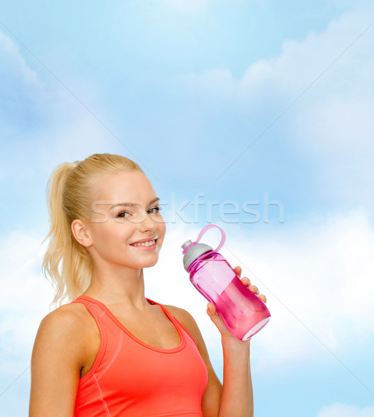 Souriant femme une bouteille d'eau sport exercice [[stock_photo]] © dolgachov