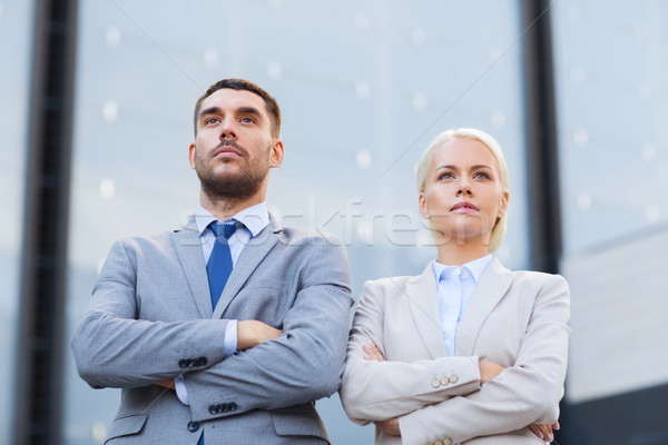 Serios oameni de afaceri în picioare cladire de birouri afaceri Imagine de stoc © dolgachov