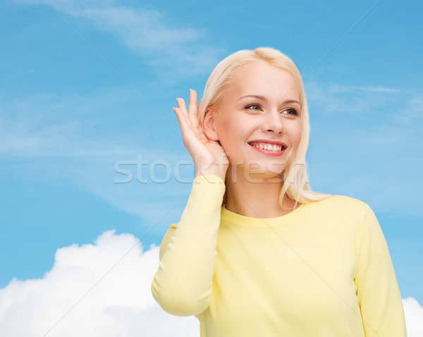 Sorridente mulher jovem escuta fofoca comunicação pessoas Foto stock © dolgachov