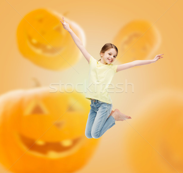 Sonriendo nina saltar calabazas vacaciones infancia Foto stock © dolgachov