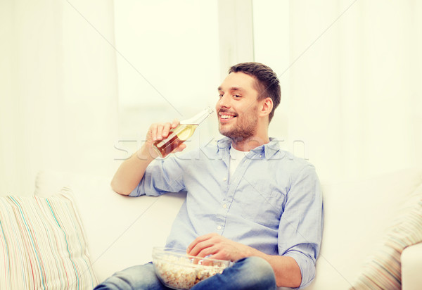 улыбаясь человека пива попкорн домой технологий Сток-фото © dolgachov