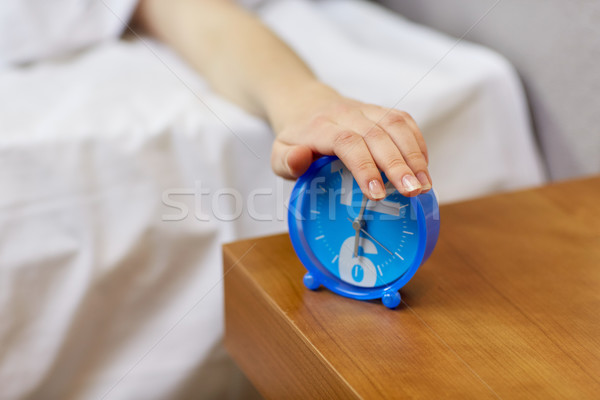 Közelkép kéz ébresztőóra hálószoba reggel ébredés Stock fotó © dolgachov